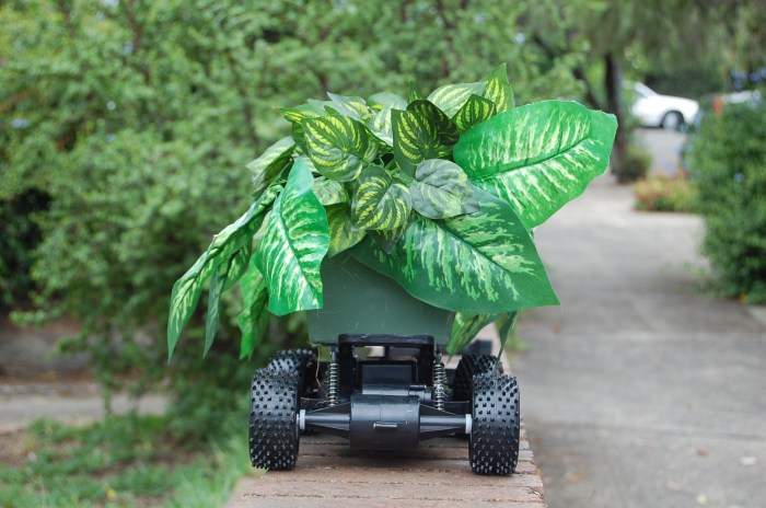 Remote Control Gardern (detail)550cm x 33cm, plastic foliage, plastic planter, RC vehicle)